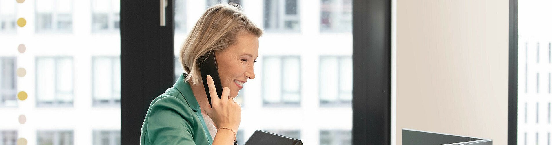 Anna Stock-Zschernig telefoniert mit einem Kunden im Büro