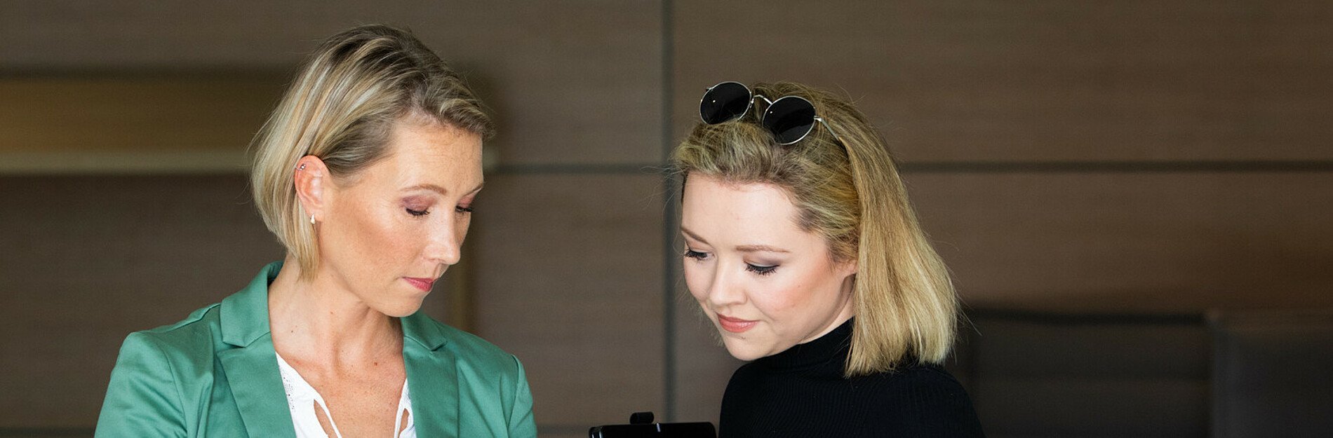 Anna Stock-Zschernig tauscht sich mit Ihrer Mitarbeiterin Alina Klunt am Tablet aus