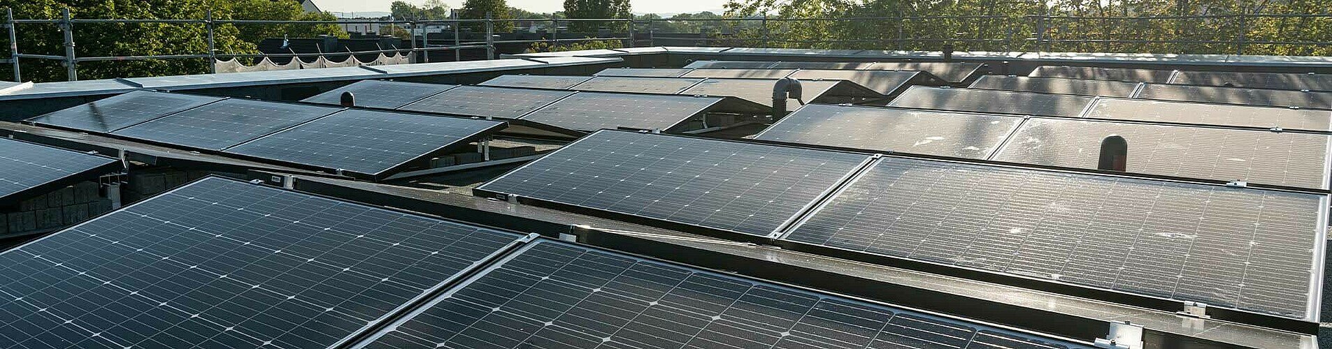 Solarpanels auf dem Dach eines GAG-Hauses